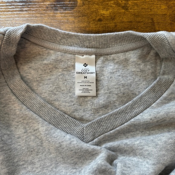 V-neck Cozy Sweatshirt Women Size Medium Heather Gray Front Pockets Casual Basic - Picture 12 of 12